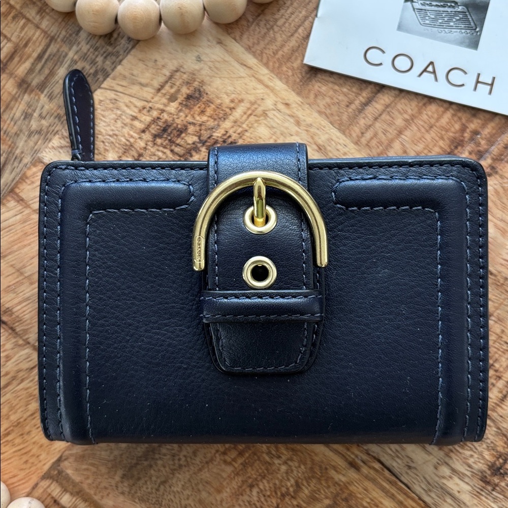 โโSOLDโโ๐๐ตCOACH Campbell Leather Buckle Medium Wallet๐ต๐ - Picture 1 of 12